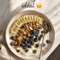 Un petit déjeuner équilibré avec fruits, yaourt et céréales dans une belle assiette.