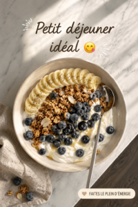 Un petit déjeuner équilibré avec fruits, yaourt et céréales dans une belle assiette.
