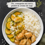Photo d'un plat de riz, courgettes et poulet au curry, parfaitement présenté dans un bol.