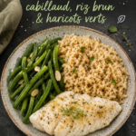Assiette de cabillaud, riz brun et haricots verts, un repas équilibré et coloré.