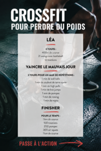 Femme pratiquant le CrossFit dans une salle de sport