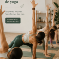 Femme pratiquant le yoga en ligne dans un salon lumineux, se sentant détendue et sereine.