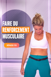 Femme faisant des exercices de renforcement musculaire à domicile