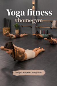 Femme pratiquant le yoga chez elle, sur un tapis, dans un coin zen.
