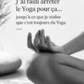Femme pratiquant le yoga dans un parc, souriante et détendue, illustrant une approche moderne et douce du yoga