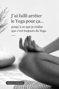 Femme pratiquant le yoga dans un parc, souriante et détendue, illustrant une approche moderne et douce du yoga