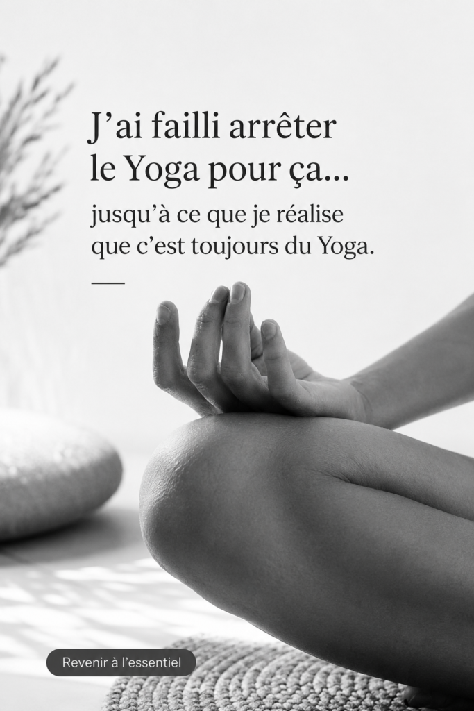 Femme pratiquant le yoga dans un parc, souriante et détendue, illustrant une approche moderne et douce du yoga