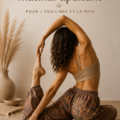 Femme pratiquant le yoga matinal à la lumière du matin, pour équilibre et sérénité.