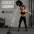 Une femme faisant des exercices avec un landmine pour tonifier son corps