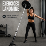 Une femme faisant des exercices avec un landmine pour tonifier son corps