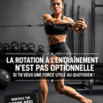 Femme s'entraînant avec des poids dans un gymnase, illustrant la force réelle grâce à la rotation d'entraînement.