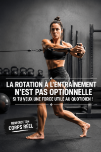 Femme s'entraînant avec des poids dans un gymnase, illustrant la force réelle grâce à la rotation d'entraînement.