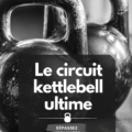 Femme utilisant une kettlebell dans un appartement pour un circuit d'entraînement efficace.