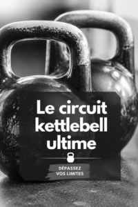 Femme utilisant une kettlebell dans un appartement pour un circuit d'entraînement efficace.