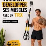 Femme s'entraînant avec un TRX dans une salle de sport, renforçant ses muscles.