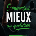 Femme souriante tenant un carnet pour gérer son budget.