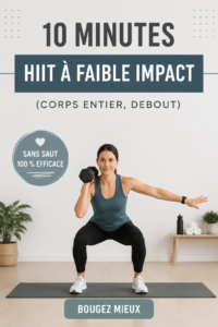 Femme faisant un entraînement HIIT doux debout dans un salon lumineux.