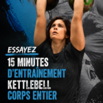 Femme s'entraînant avec une kettlebell pour un workout de 15 minutes