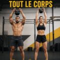 Femme souriante effectuant un exercice kettlebell dans un parc, renforçant son corps.