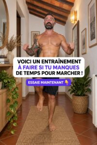 Femme faisant des exercices à la maison dans une salle de séjour