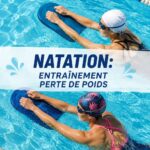 Femme nageant dans une piscine, symbole d'un entraînement natation pour perdre du poids.