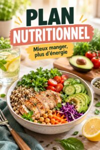Femme souriante examinant un plan nutritionnel personnalisé à la table de la cuisine