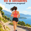 Femme courant en plein air, préparant un 10 km avec un sourire déterminé.